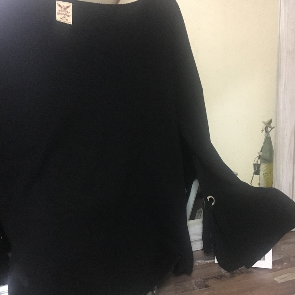 flair sleeve with silver loop tie on sleeve tie